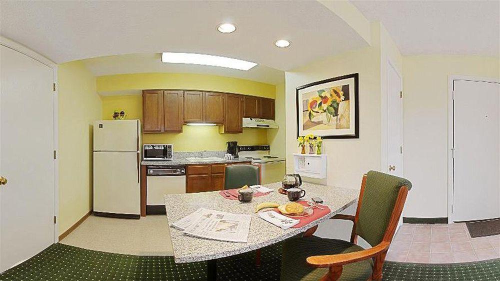 Sonesta Simply Suites Cleveland Airport Міддлберґ-Гайтс Екстер'єр фото