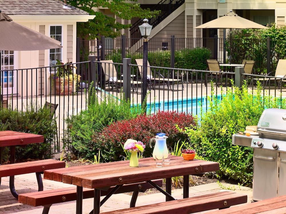 Sonesta Simply Suites Cleveland Airport Міддлберґ-Гайтс Екстер'єр фото