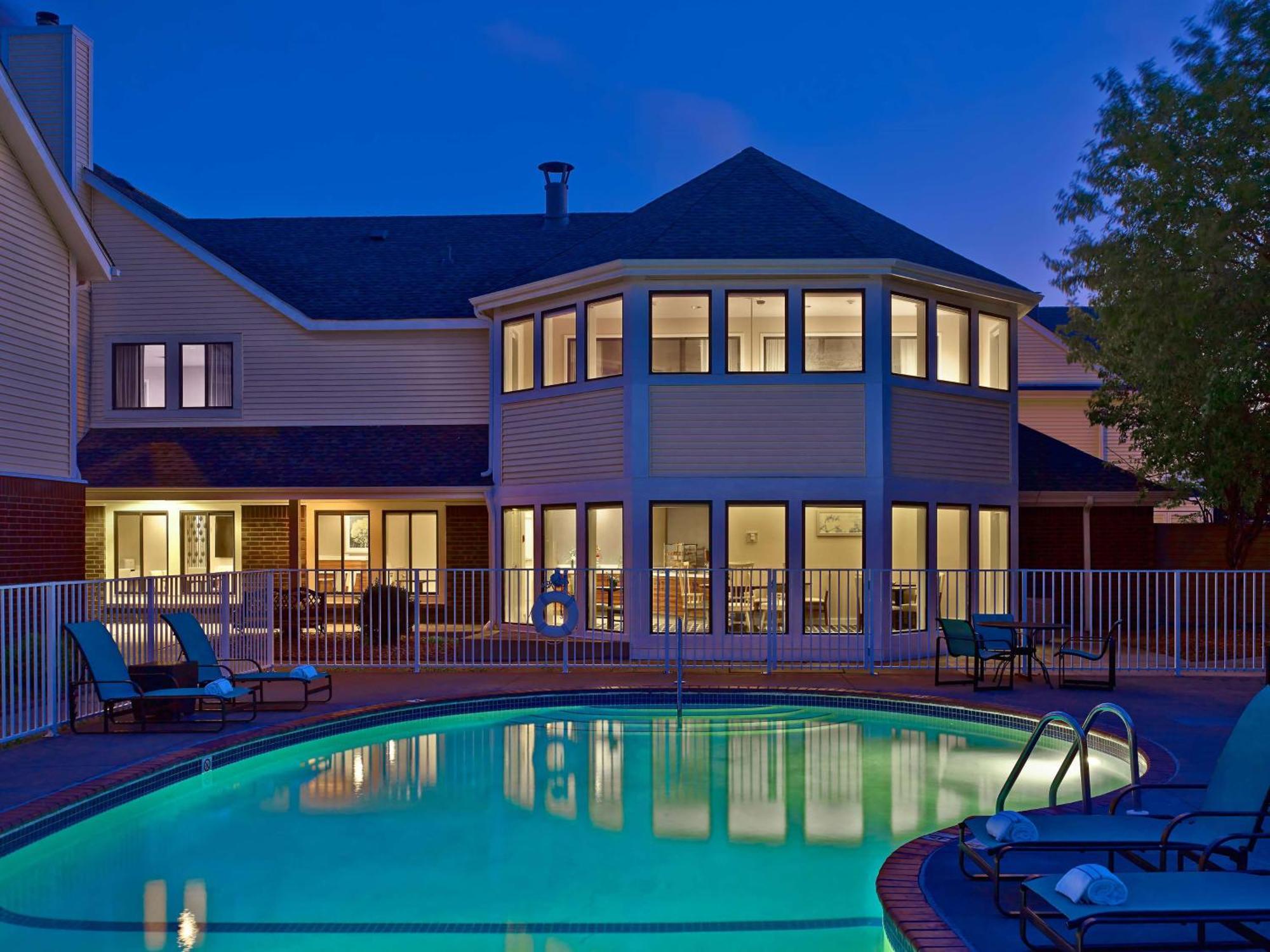 Sonesta Simply Suites Cleveland Airport Міддлберґ-Гайтс Екстер'єр фото