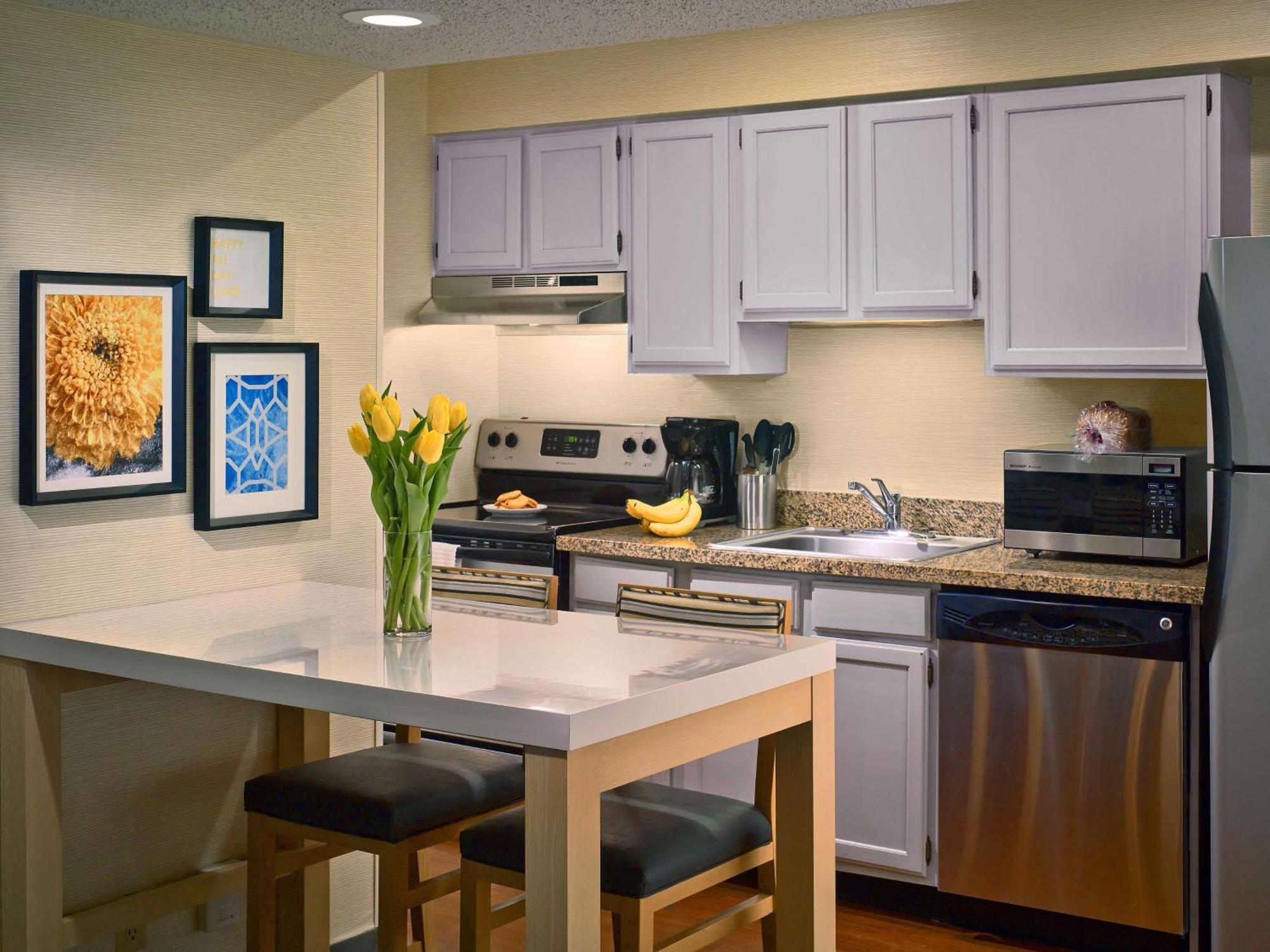Sonesta Simply Suites Cleveland Airport Міддлберґ-Гайтс Екстер'єр фото