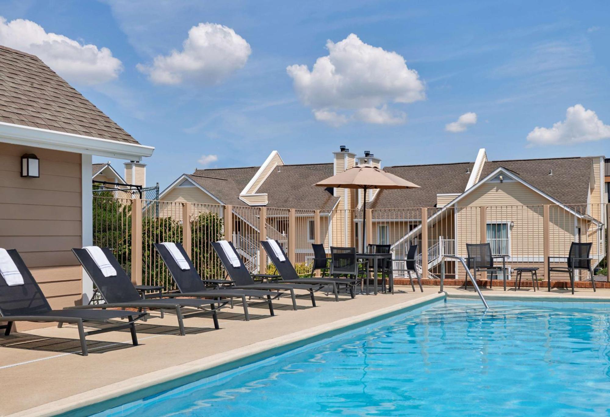 Sonesta Simply Suites Cleveland Airport Міддлберґ-Гайтс Екстер'єр фото