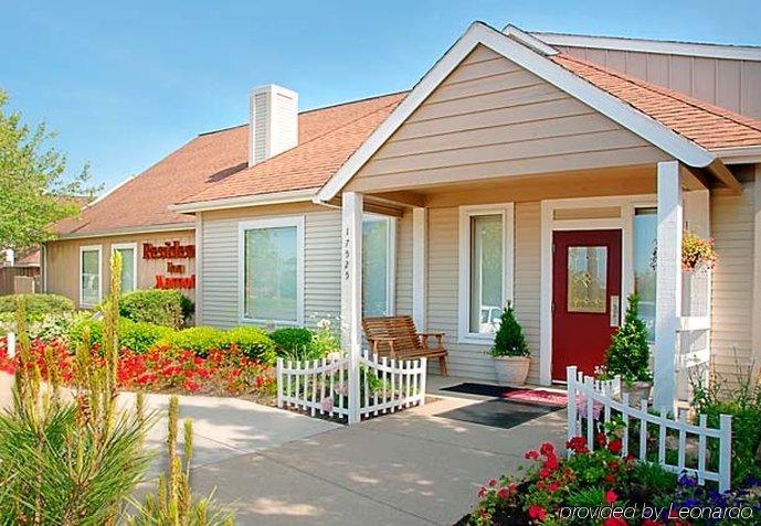 Sonesta Simply Suites Cleveland Airport Міддлберґ-Гайтс Екстер'єр фото