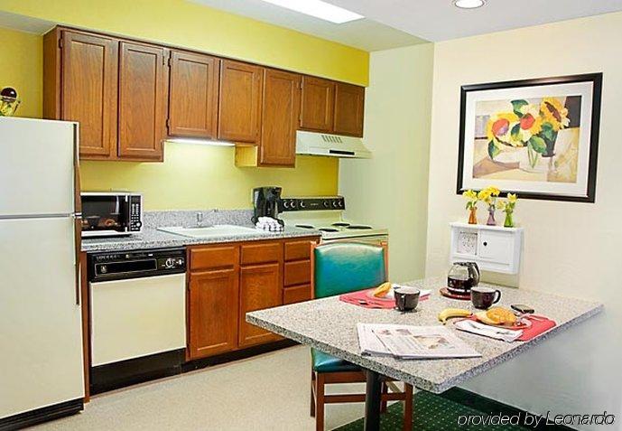 Sonesta Simply Suites Cleveland Airport Міддлберґ-Гайтс Екстер'єр фото