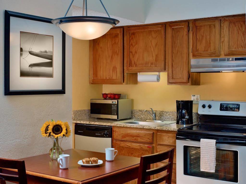 Sonesta Simply Suites Cleveland Airport Міддлберґ-Гайтс Екстер'єр фото