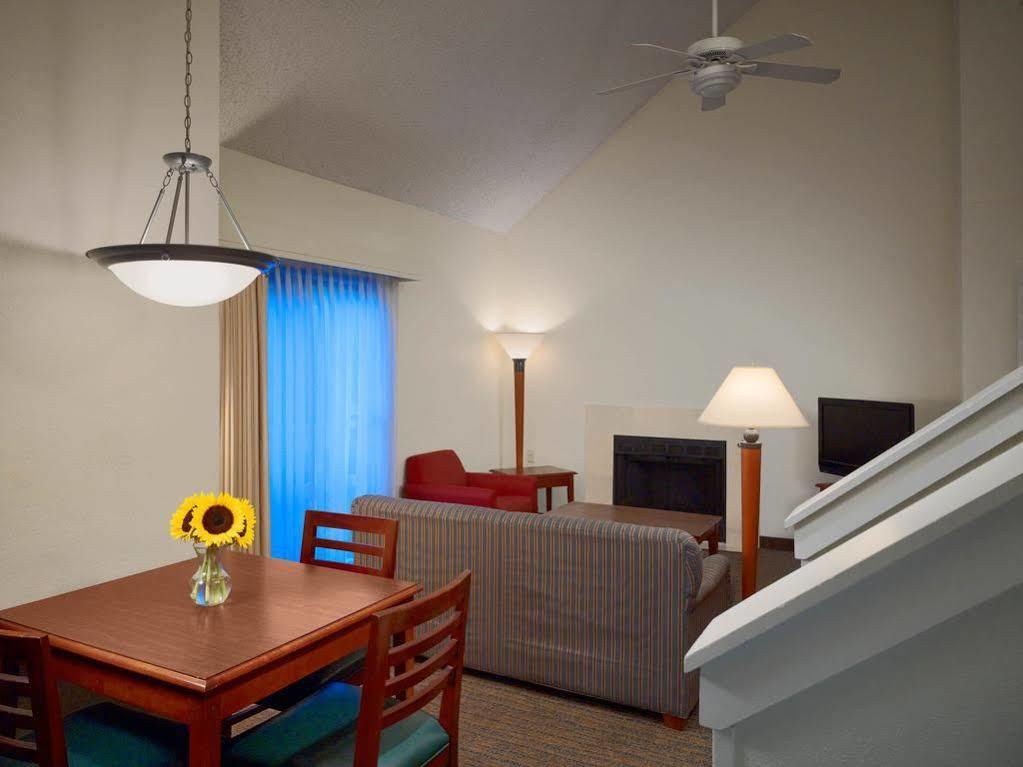 Sonesta Simply Suites Cleveland Airport Міддлберґ-Гайтс Екстер'єр фото