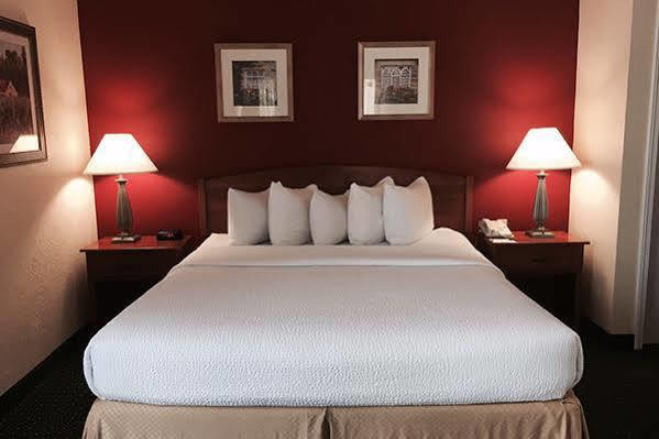 Sonesta Simply Suites Cleveland Airport Міддлберґ-Гайтс Екстер'єр фото